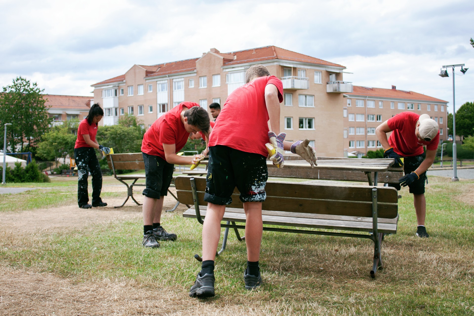 Sommarjobbare-slipar-bänkar-STF-02432_1920- Foto_Viktor_Johansson.jpg