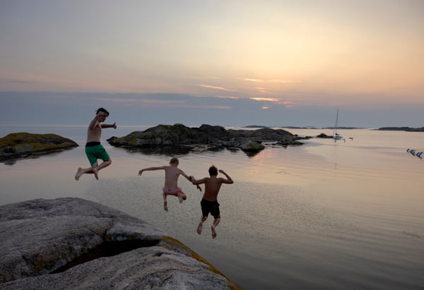 Ungdomar som hoppar från klippor