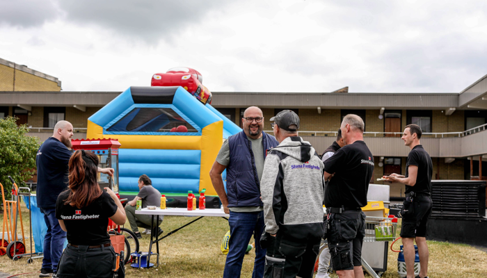 södervärns gårdsfest med grillning och hoppborg