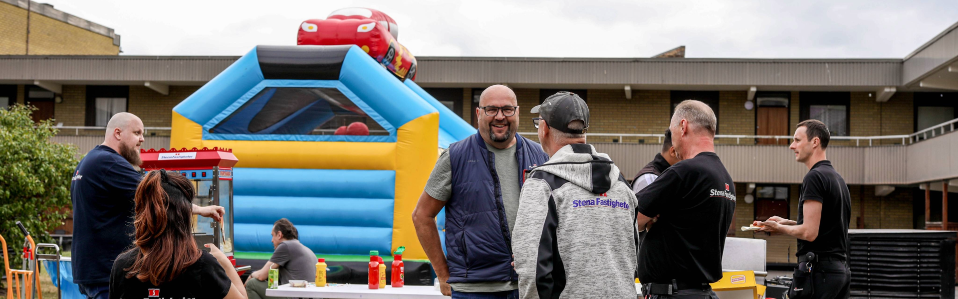 södervärns gårdsfest med grillning och hoppborg