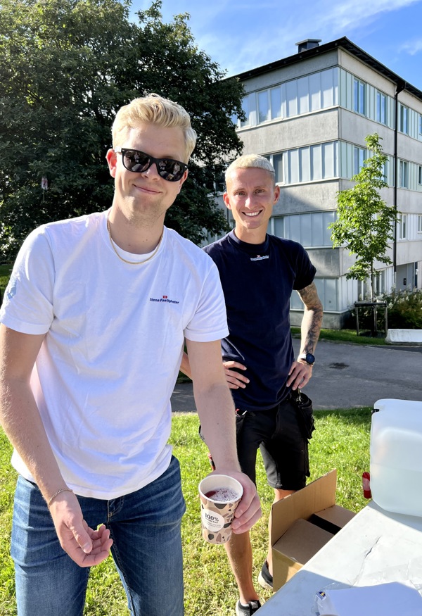 Markus och Oliver på en sommaraktivitet i våra kvarter