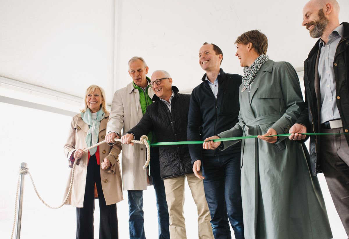 På bilden, från vänster: Agneta Kores, VD Stena Fastigheter Göteborg, Lennart Hedström, VD Elof Hansson Fastigheter, Michael Ekberg, regionchef Riksbyggen, Tomas Nilsson, ordförande Älvstranden Utveckling, Johanna Hult-Rentsch och Joakim Gralén, projektutvecklare Fastighets AB Balder. Foto: Ebba Thorolvsen.